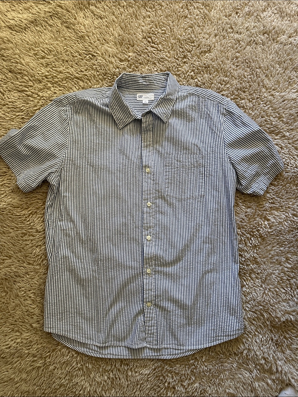 GAP Men's Short-Sleeve Blue and White Stripe seersucker Button-Down Shirt